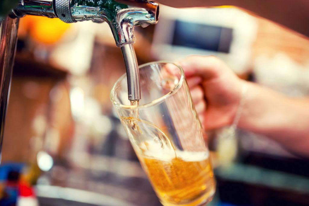 Bier wordt getapt in een glas