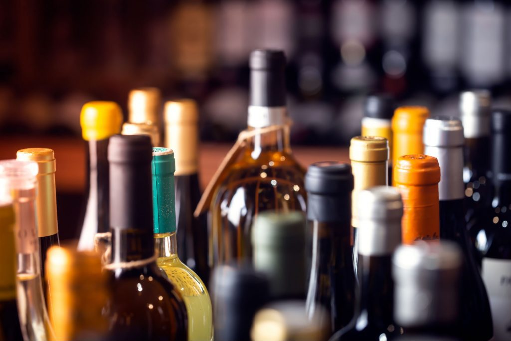 Flessen wijn en sterke drank op een rij