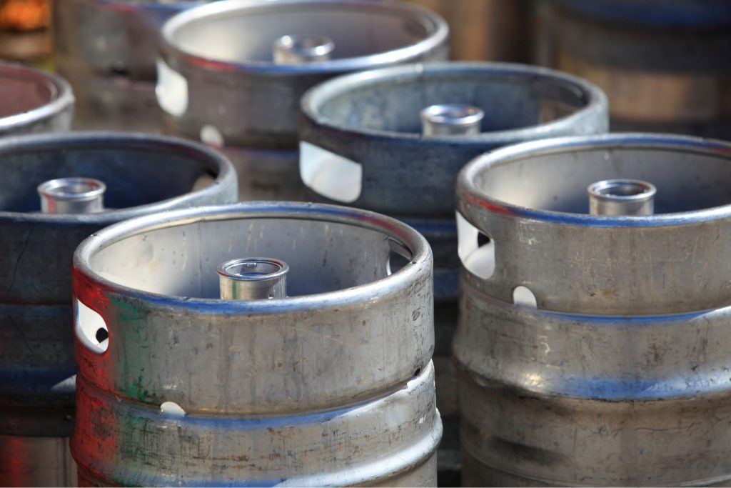 Bierfusten klaar voor bezorging
