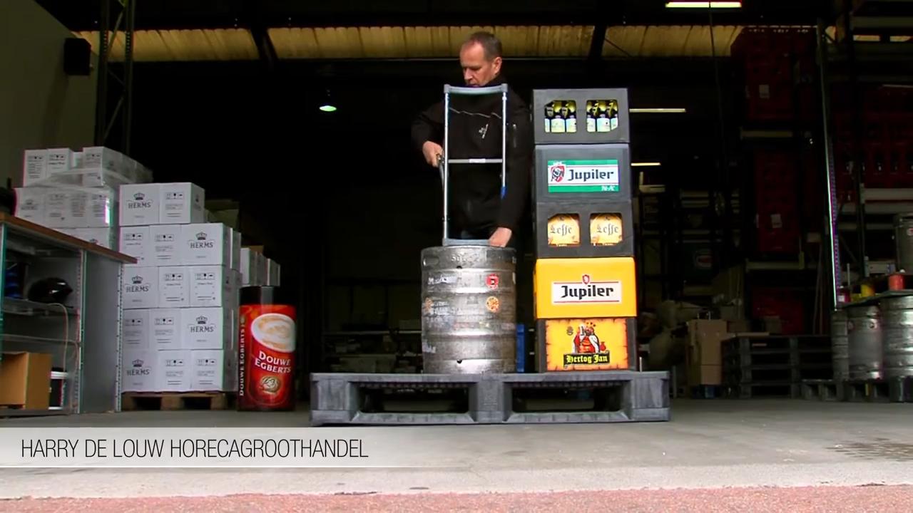 Fusten en kratten worden ingeladen bij de groothandel