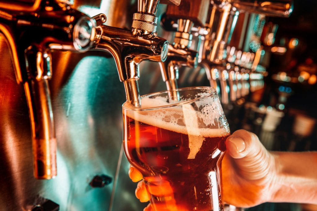 Rij biertappen in een cafe
