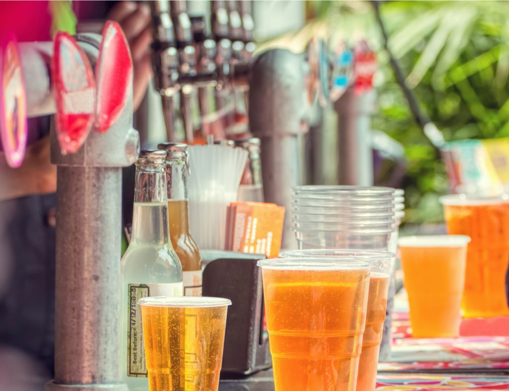 Glazen met bier en fris op een terrastafel